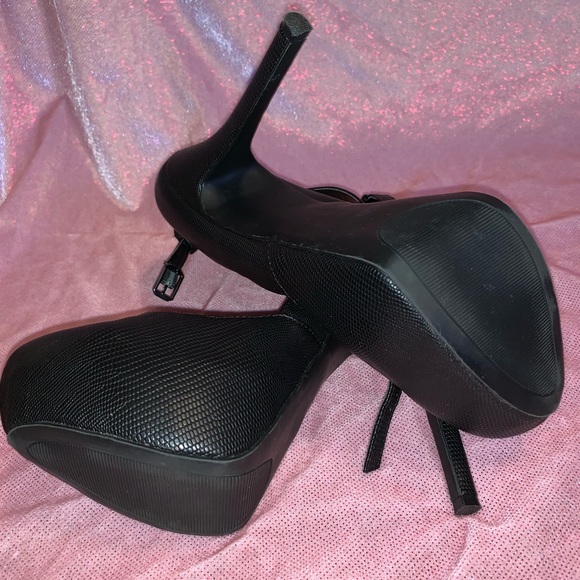 Black platform heels! - Picture 3 of 4